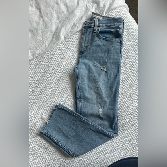 Women’s Levi 724 straight leg jean - Picture 3 of 6